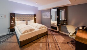 Twin Room, Roll-in Shower | Soundproofing, free WiFi, bed sheets - Premier Inn Stuttgart Bad Cannstatt (Stuttgart)