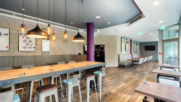 Bữa sáng buffet hàng ngày (17.9 EUR/mỗi người)