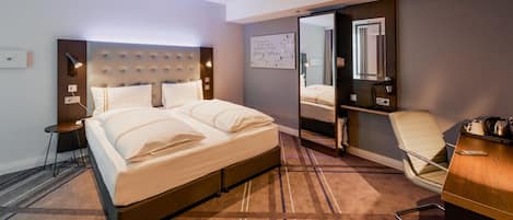 Camera con 2 letti singoli, doccia a filo pavimento | Insonorizzazione, Wi-Fi gratuito