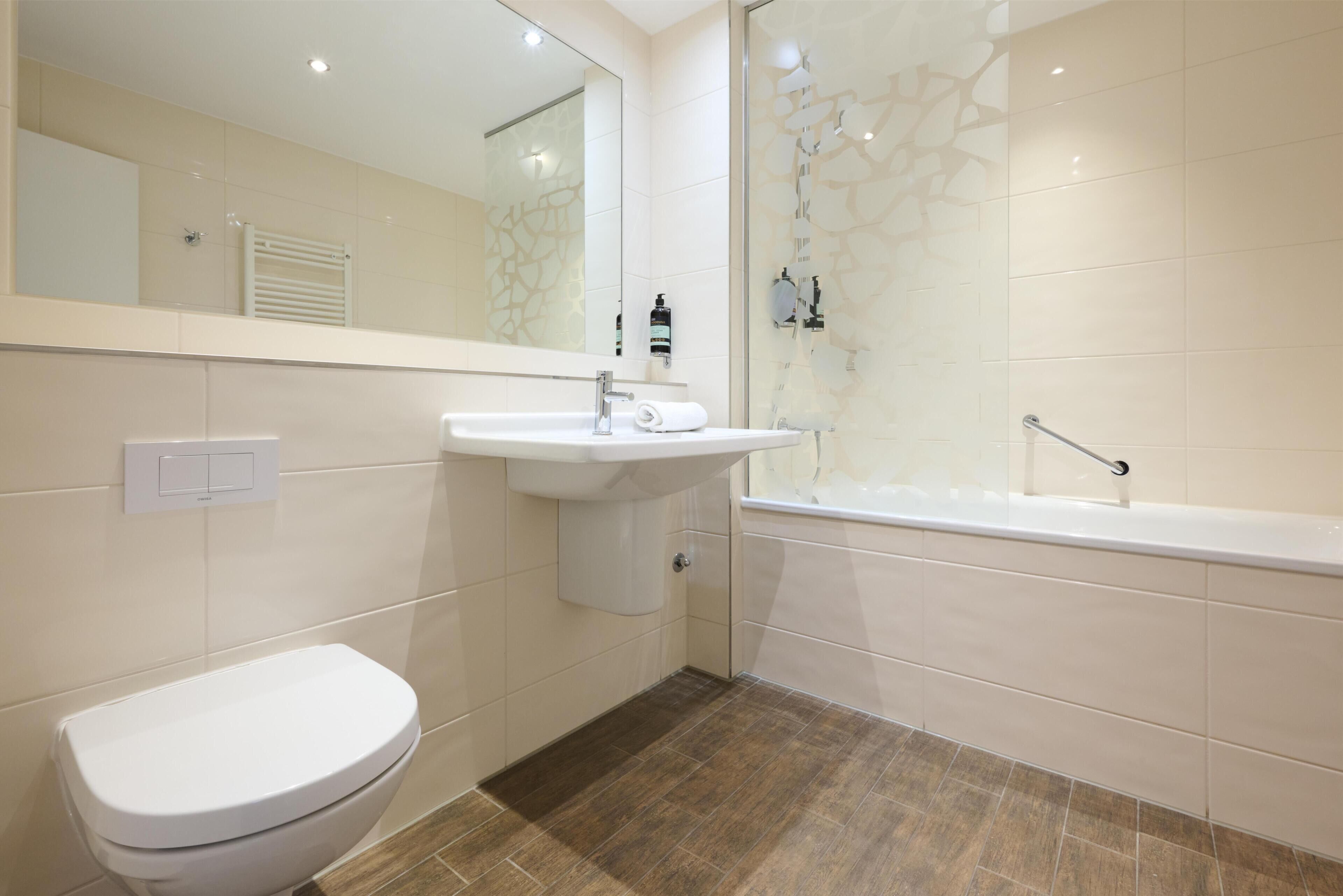 Un baño con inodoro, lavabo y bañera.