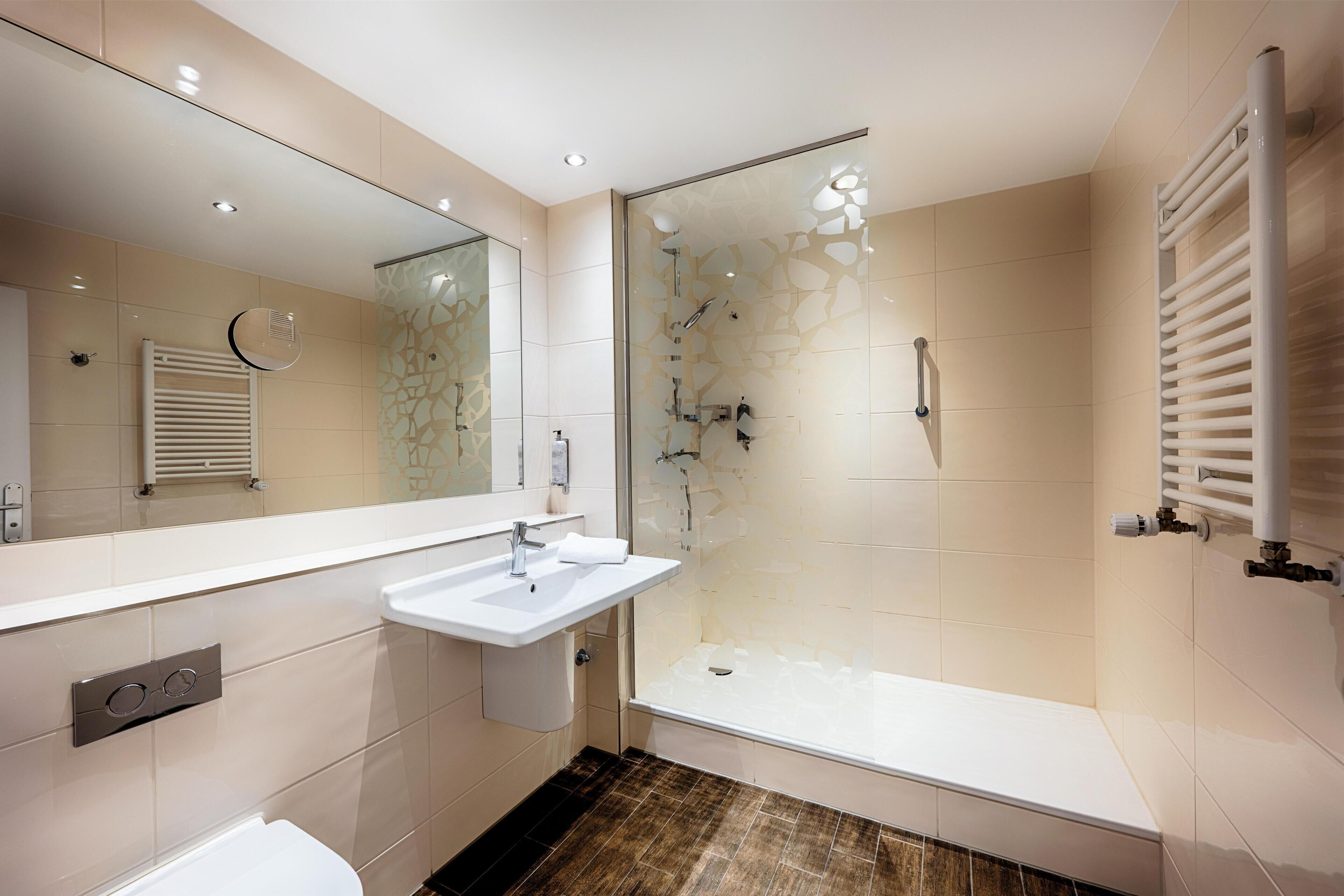 Twin Room, Roll-in Shower | Accessible bathroom