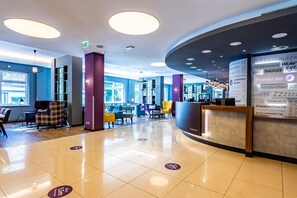 Reception - Premier Inn Hamburg City Alster (Hamburg)