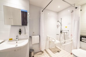 Accessible bathroom - Premier Inn Hamburg City Alster (Hamburg)