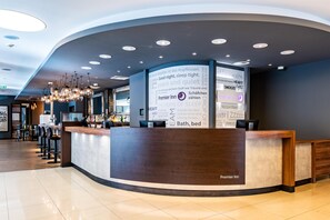 Reception - Premier Inn Hamburg City Alster (Hamburg)
