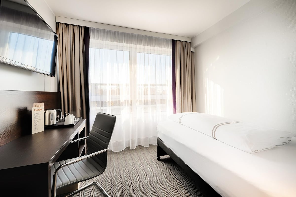 Quarto solteiro standard | Quartos à prova de som, Wi-Fi de cortesia