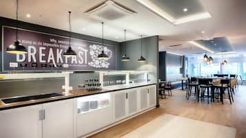 Bữa sáng buffet hàng ngày (17.9 EUR/mỗi người)