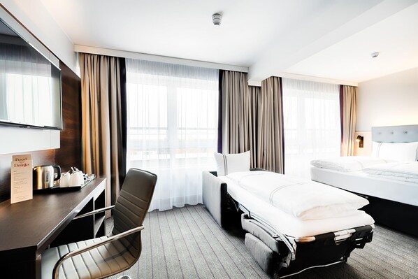 Standard Triple Room | Soundproofing, free WiFi, bed sheets - Premier Inn Berlin City Süd (Berlin)