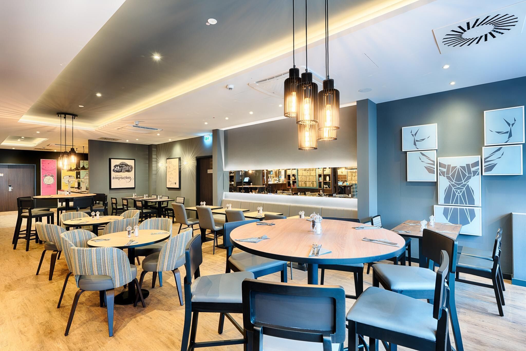 بوفيه فطور يوميًا بتكلفة قدرها (17.9 EUR للشخص)