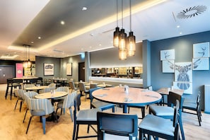 Café da manhã com buffet todos os dias (EUR 17.9 por pessoa)