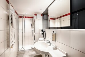 Family Triple Room | Bathroom