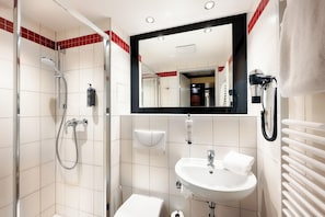 Standard Double or Twin Room | Bathroom