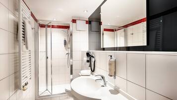 Standard-Dreibettzimmer | Badezimmer | Handtücher