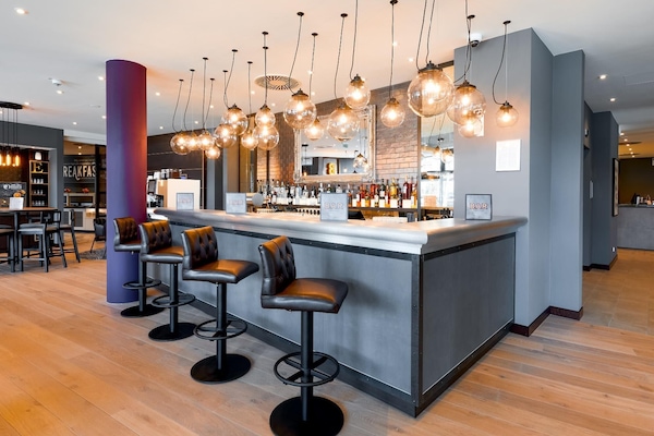 Bar (trong khuôn viên)