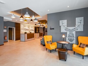 Lobby - Premier Inn Saarbrücken City Congresshalle (Saarbrücken)