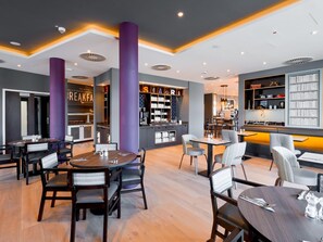 Petit déjeuner buffet (17.9 EUR par personne)