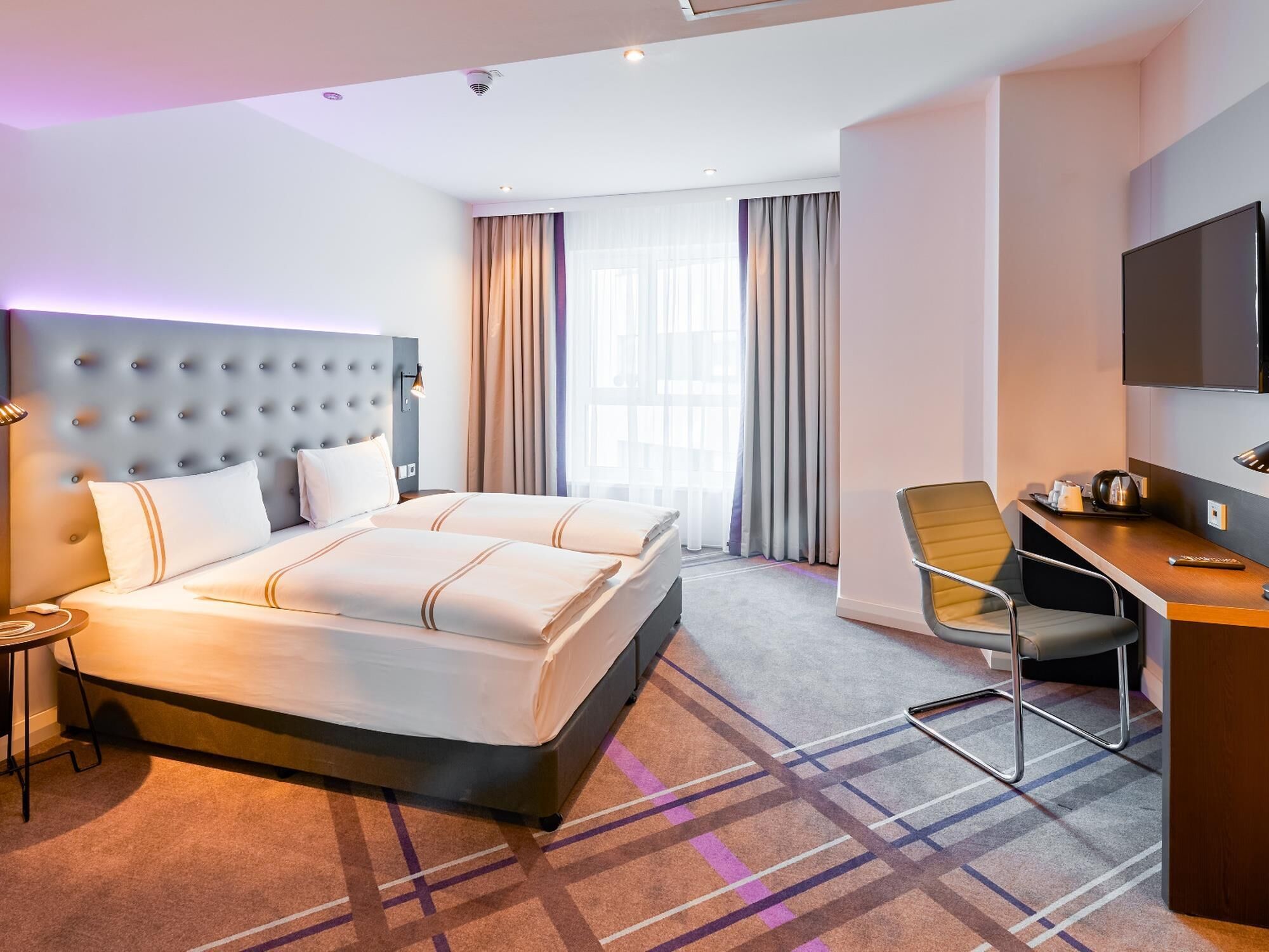 Habitación con 2 camas individuales, regadera para personas con discapacidad | Insonorización, tabla de planchar con plancha y wifi gratis 