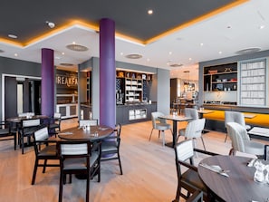 Petit déjeuner buffet (17.9 EUR par personne)