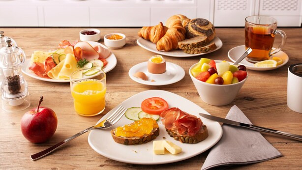 Un buffet de petit-déjeuner proposant une variété d’aliments et un coin café.