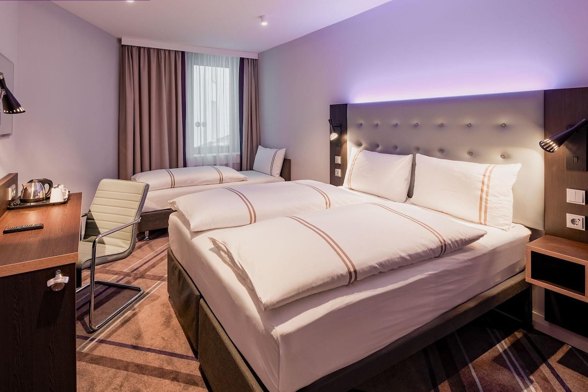 Standard Triple Room | Soundproofing, iron/ironing board, WiFi (free), bed sheets