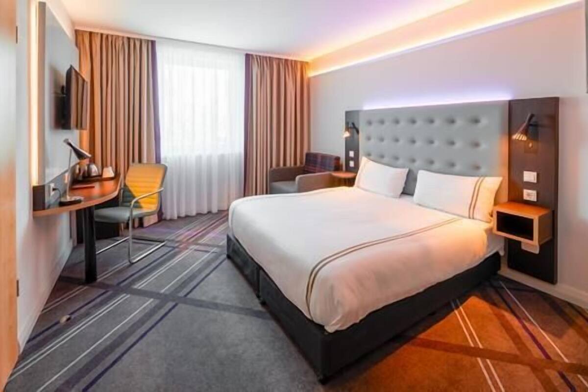 Double Room, Roll-in Shower