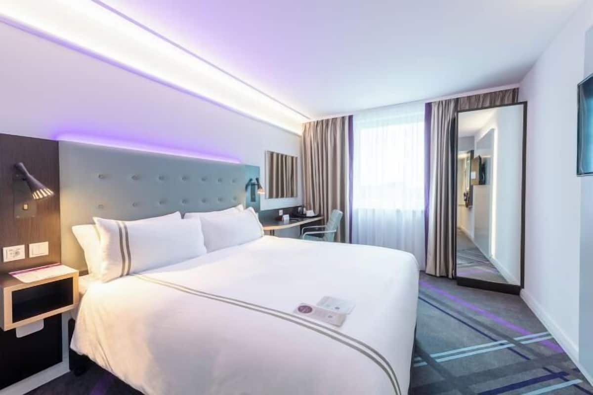 Soundproofing, iron/ironing board, WiFi (free), bed sheets