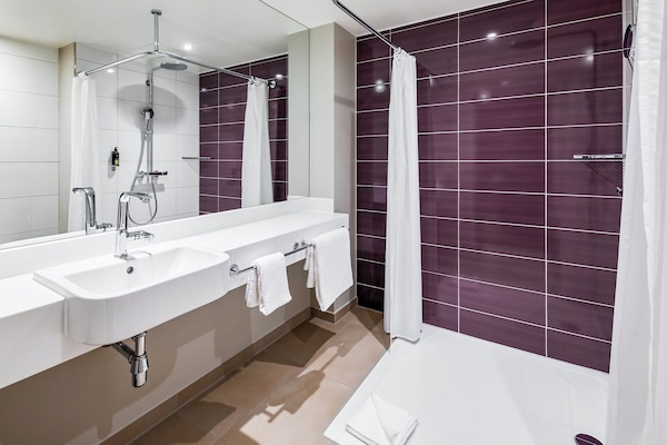 Habitación doble, regadera para personas con discapacidad | Baño para personas con discapacidad