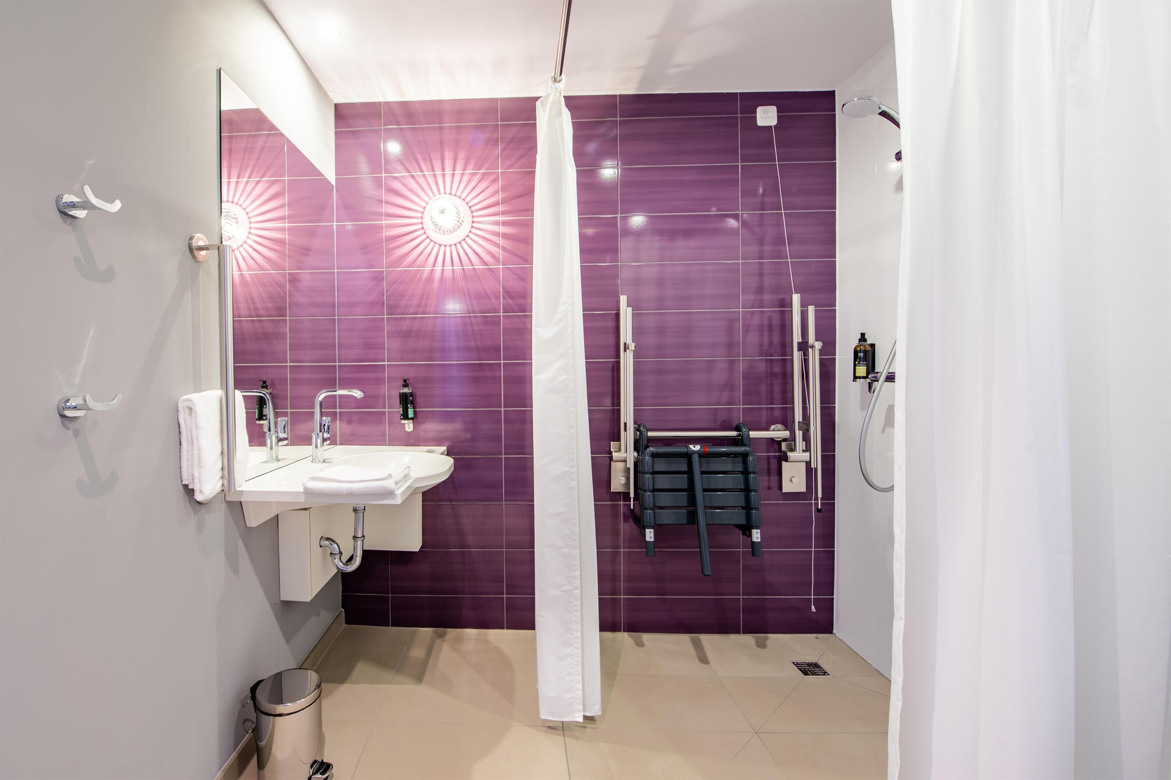 Doppelzimmer, rollstuhlgeeignete Dusche | Barrierefreies Bad