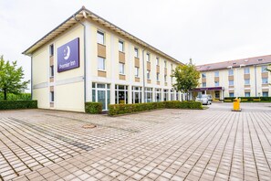 Exterior - Premier Inn München Airport Ost (Oberding)