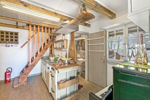 Chalet Lune de Miel, plusieurs chambres, côté montagne (Mille Colline la Torre) | Cuisine privée | Réfrigérateur, four, plaque de cuisson, cafetière/bouilloire