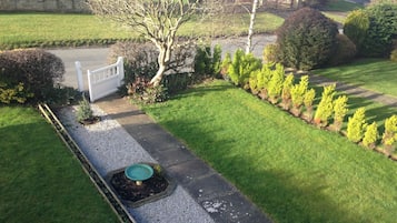 Asrama Umum, 2 kamar tidur, Boleh Merokok | Taman