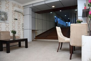Basic Single Room, City View | Living area