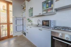 Kjøleskap, mikrobølgeovn, ovn og kaffetrakter/tekoker