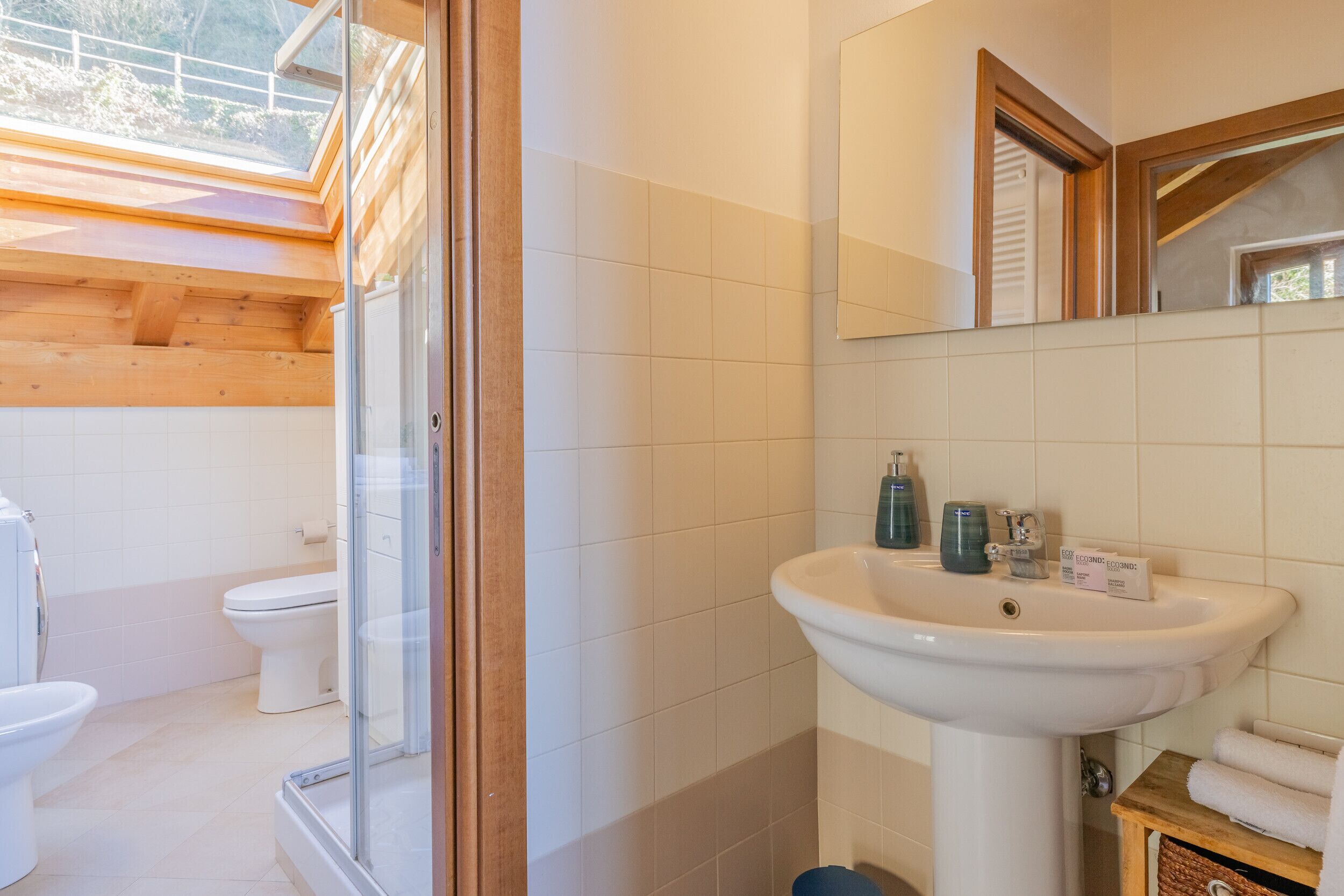 Douche, sèche-cheveux, bidet, serviettes fournies