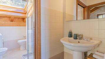 Dusche, Haartrockner, Bidet, Handtücher