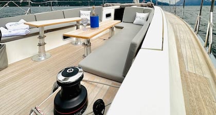 Queen Lake View by Varenna Holidays