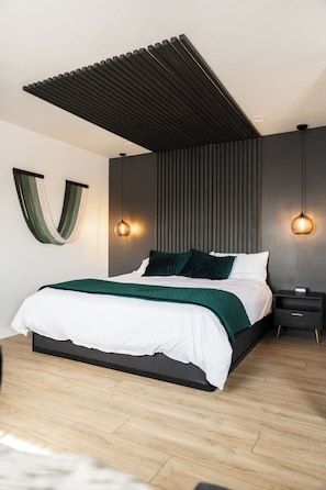King Suite | Individually decorated, individually furnished, free WiFi, bed sheets - Arcadia Hotel (Garden City)