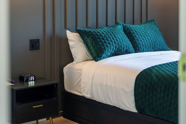 Studio Comfort, 1 Tempat Tidur Queen | Didekorasi berbeda-beda dan dilengkapi dengan perabotan berbeda-beda