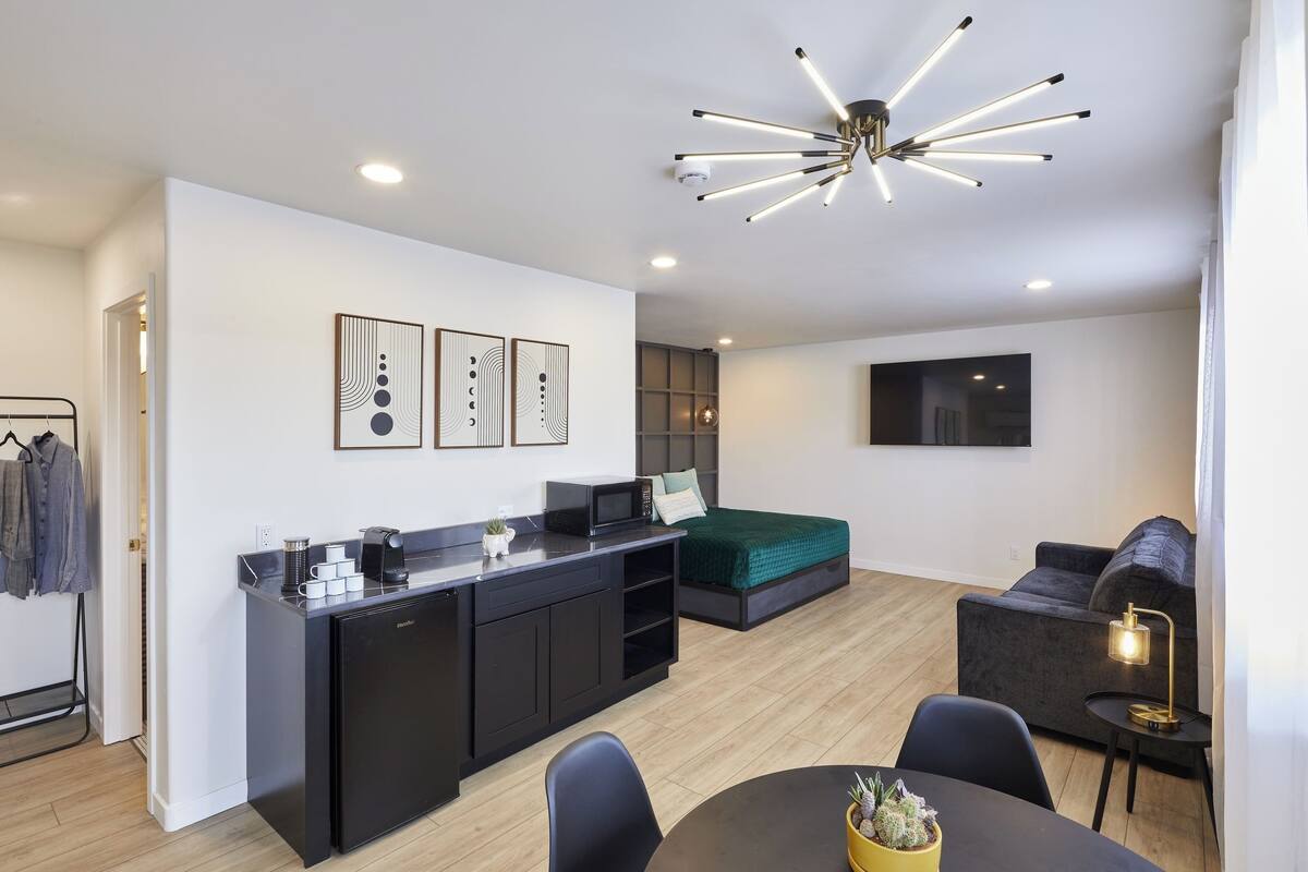 King Suite | Private kitchenette