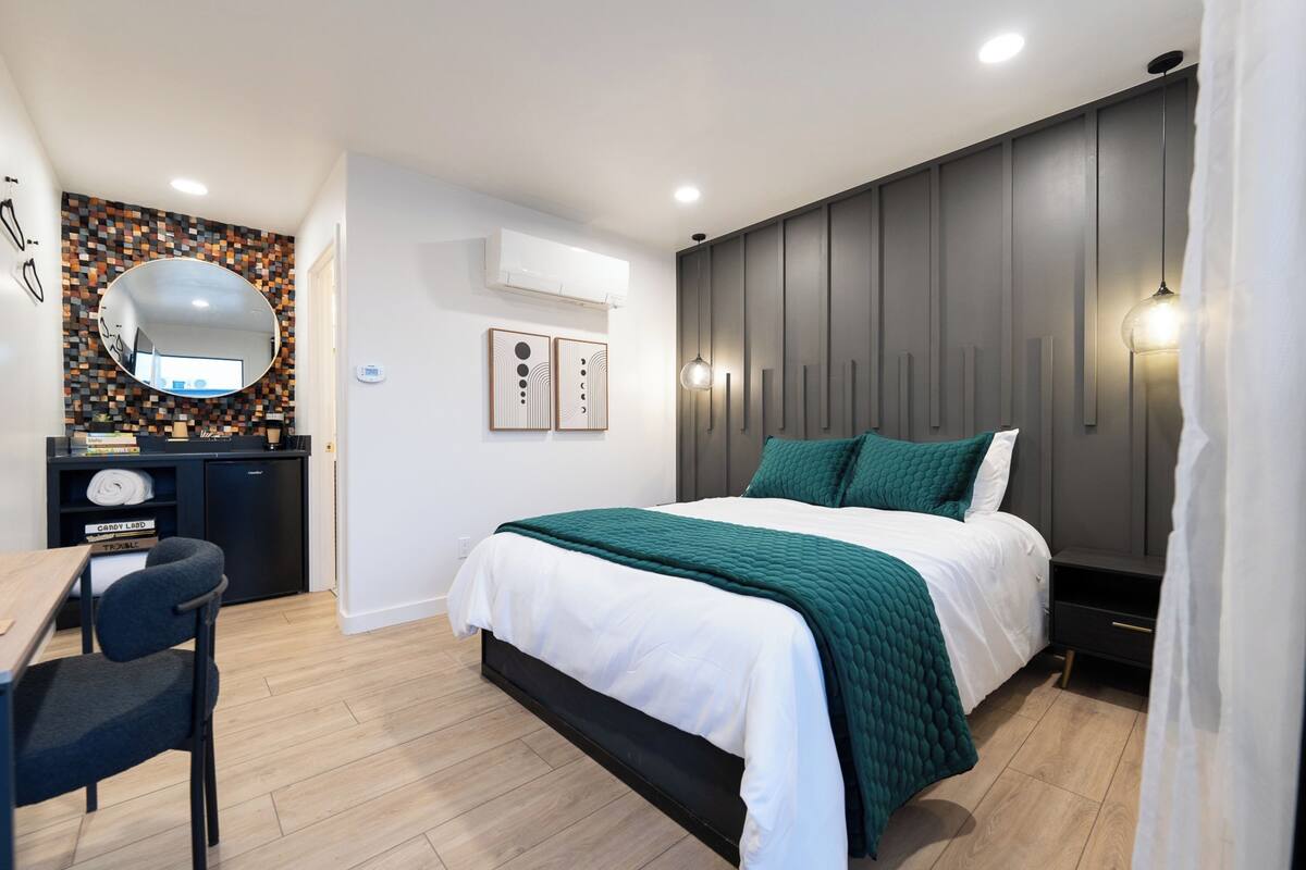 Queen Room | WiFi (free), individually decorated, individually furnished, bed sheets