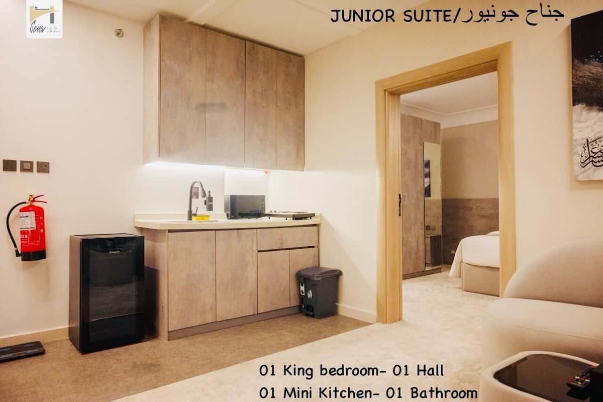 Junior Apartment, 1 Bedroom, Kitchenette | Private kitchenette | Microwave, stovetop, cookware/dishes/utensils