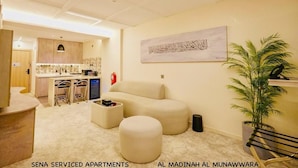 Suite familiar con habitación de cama king, habitación doble, pasillo, cocina y baño.