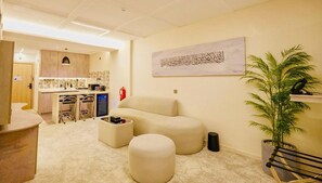 A family suite with a king bedroom, twin bedroom, hall, kitchen, and bathroom. - Sena Serviced Apartments (Madinah)