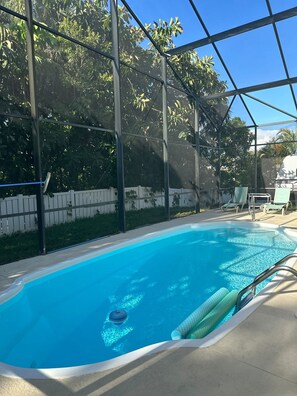 Outdoor pool - Charming 2 bedroom house in delightful Naples with pool,WiFi, AC, close to beach (Naples)