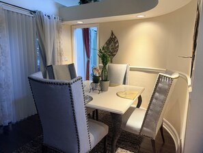 Dining - Charming 2 bedroom house in delightful Naples with pool,WiFi, AC, close to beach (Naples)