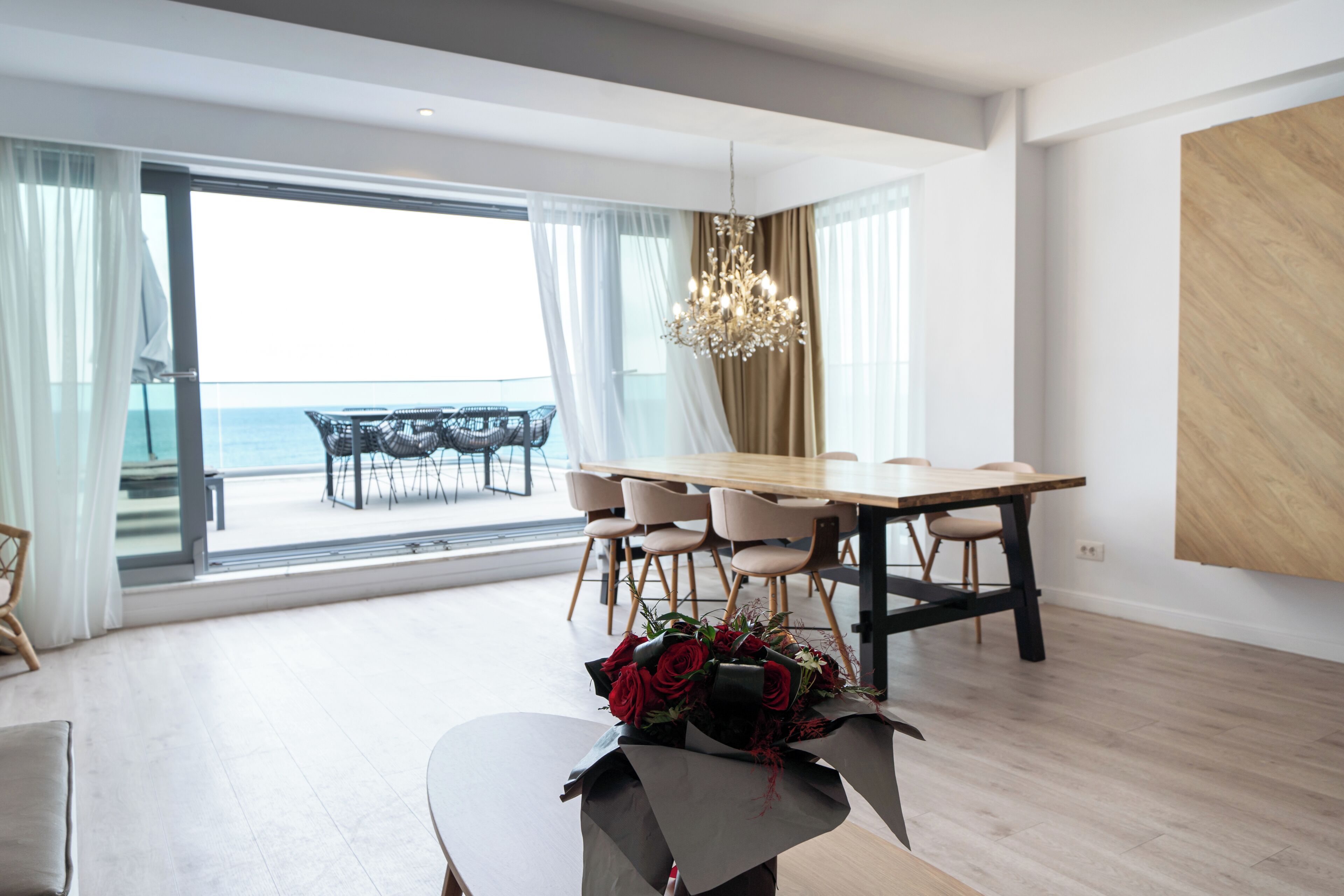 Deluxe-Penthouse, Meerblick | Wohnbereich | 138-cm-LED-Fernseher mit Kabelempfang