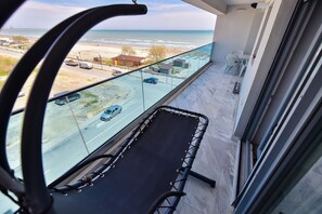 Apartamento família, vista parcial para o mar | Terraço/pátio