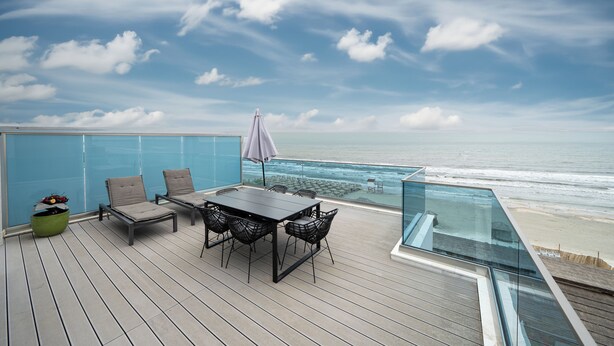A deck with a table and chairs overlooking the ocean. - Wave 2 Promenada Apartments (Mamaia-Sat)