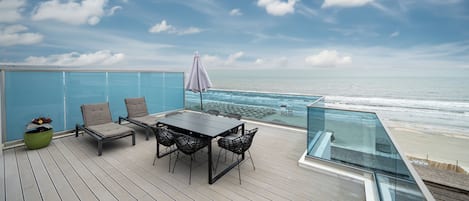 Deluxe-kattohuoneisto, merinäköala | Terassi/patio