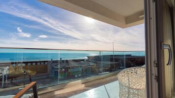Apartamento Deluxe, balcón, vistas al mar | Terraza o patio