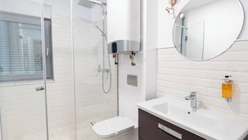 Ático Deluxe, vistas al mar | Baño | Zapatillas